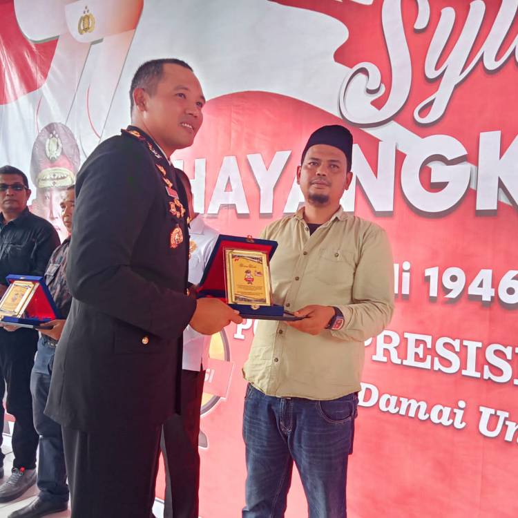 Di HUT Bhayangkara 77 Tan Gozali Nasution menerima Penghargaan sebagai Tokoh Pemuda