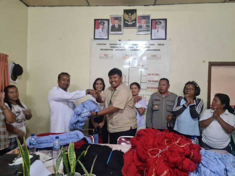 TPL Serahkan Benang Panirat Kepada Petenun Ulos