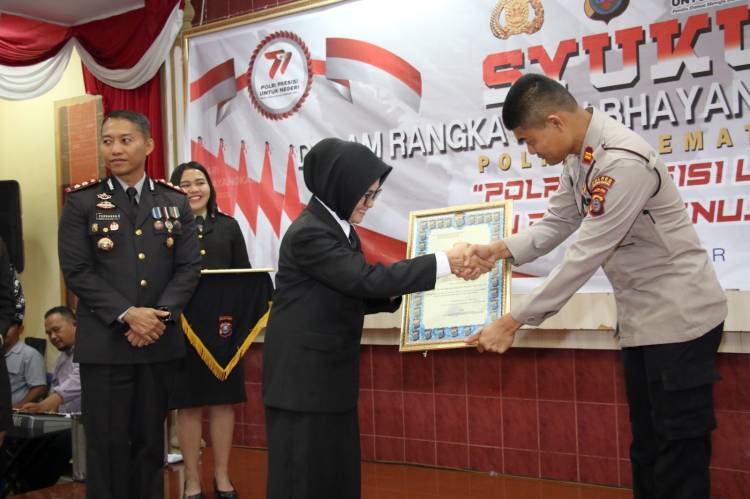 Peringatan HUT ke-77 Bhayangkara Polres Pematang Siantar, Walikota Serahkan Piagam Penghargaan