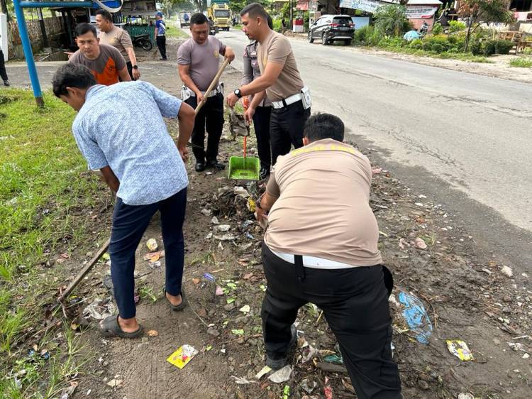 Peduli Terhadap Lingkungan, Sat Lantas Polres Simalungun Gotong Royong Membersihkan Sampah
