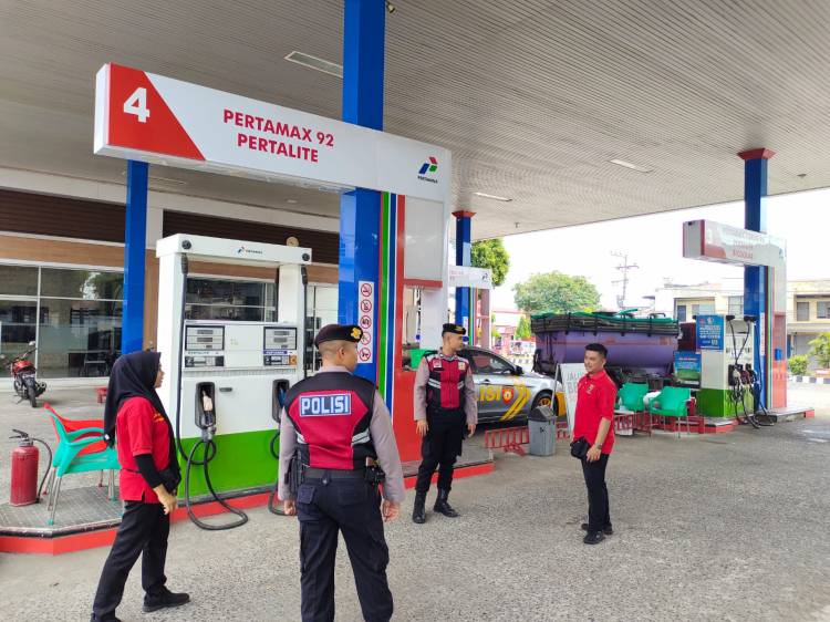 Personel Sat Samapta  Polres Lhokseumawe Beri Himbauan Kepada Petugas SPBU