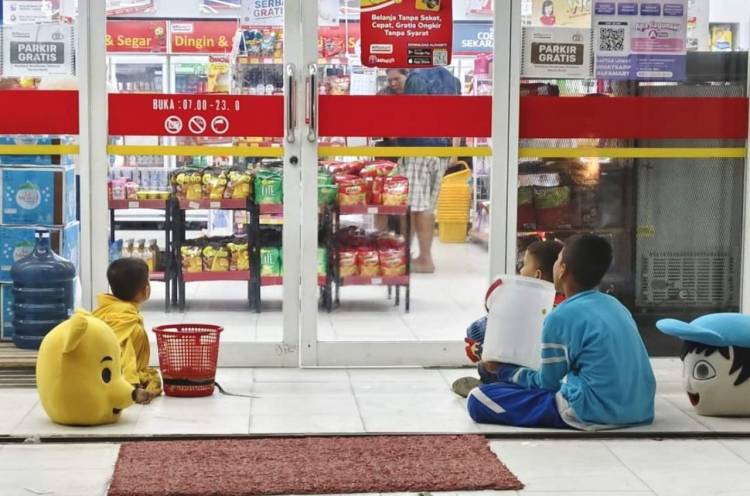 Fenomena Badut Cilik Menjajakan Diri Marak di Tanjung Balai