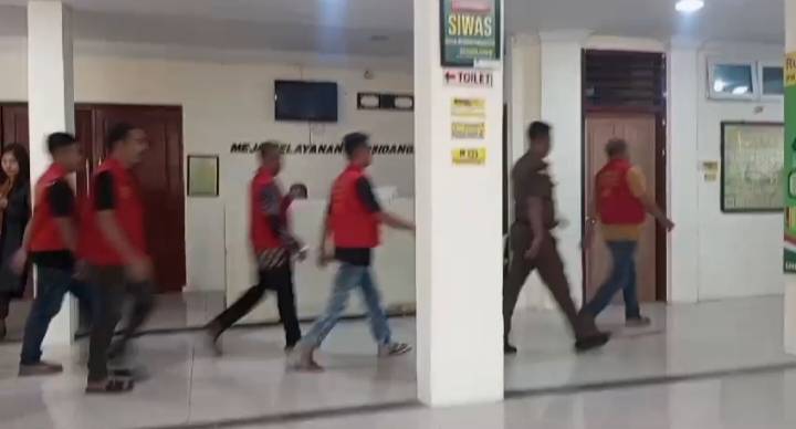 Diperlakukan Istimewa Oleh Jaksa, 5 Terdakwa  Perusak Dan Penganiaya Supir Truk PT Key Key Tak Diborgol..!! PH : Equality Before Of Law, Aswas Harus Turun Tangan..!!