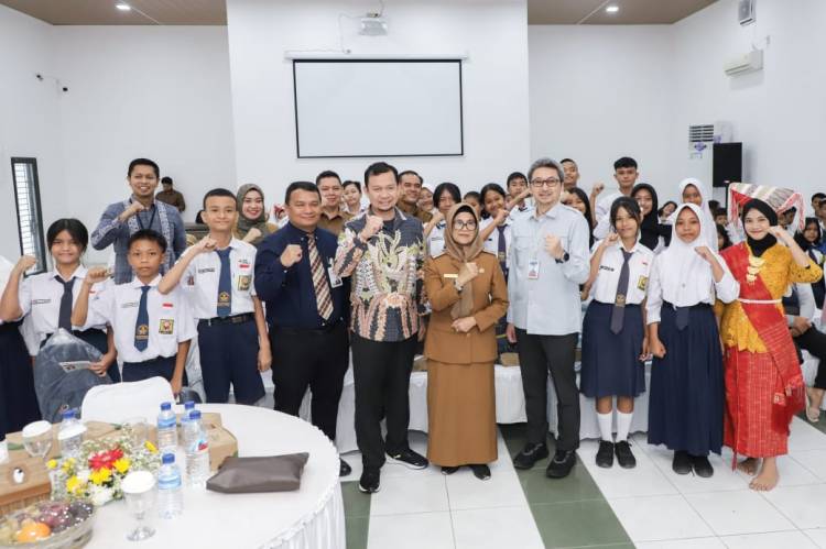 Road to HIM Siantar 2024, Susanti Serahkan Buku Tabungan Siswa/i SD dan SMP