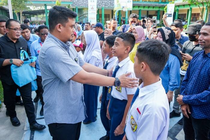 Bagikan 40.000 Seragam & Perlengkapan Sekolah Kepada Siswa/i SD dan SMP, Wali Kota Medan : Bantuan Ini Harus Dimanfaatkan Untuk Meringankan Beban Orangtua