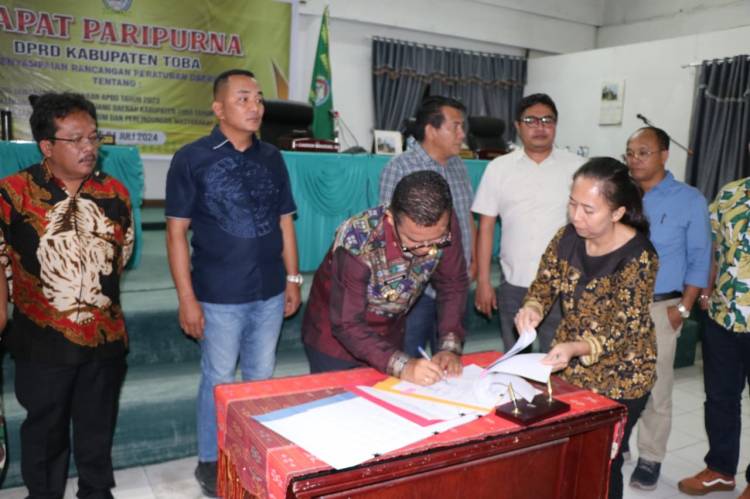 Pemkab dan DPRD Toba Tandatangani Nota Kesepakatan Ranperda Pertanggungjawaban APBD 2023