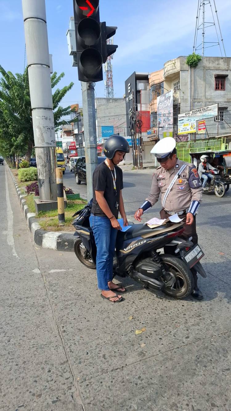 Sinergi Bersama Rakyat, Babinsa Koramil Mapurujaya Kerja Bakti Bangun Rumah Warga