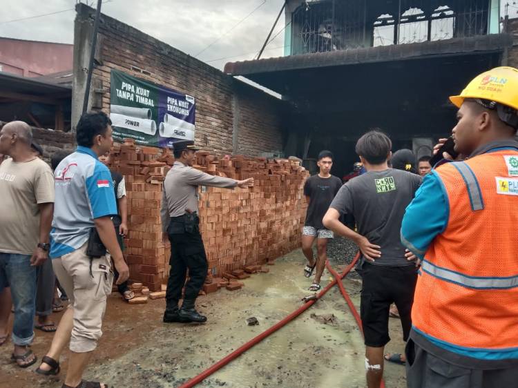 Polsek Bangun Resor Simalungun Evakuasi dan Olah TKP Kebakaran Hebat di Panglong, Kerugian Capai Rp 2 Miliar