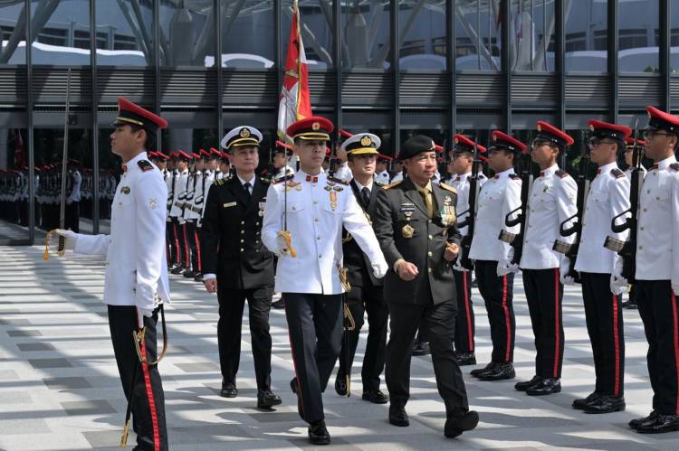 Panglima TNI Terima Meritorious Service Medal Singapura