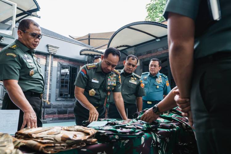 Panglima TNI Meninjau Gelar Bekal Perlengkapan Satgas Operasi Pemeliharaan Perdamaian Dunia