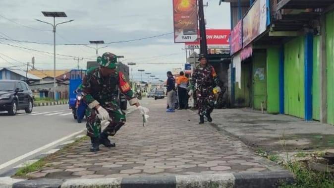 Peduli Lingkungan, Babinsa Timika Bersama Warga Kerja Bakti Bersihkan Sampah
