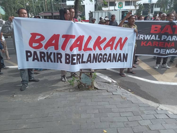 Puluhan Juru Parkir Aksi di DPRD Medan