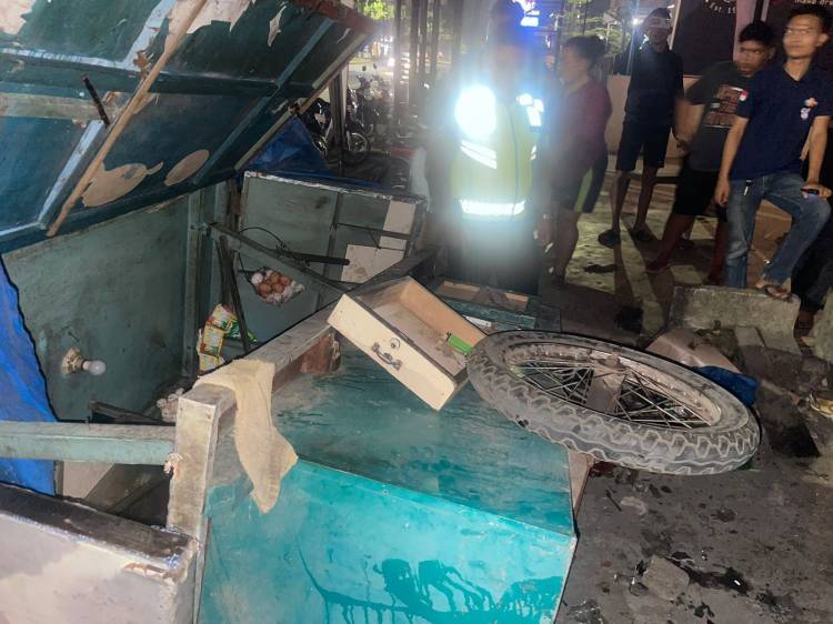 Fortuner Seruduk Kanopi dan Gerobak Bandrek