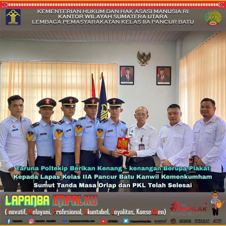 Tanda Usai PKL, Taruna Poltekip Beri Plakat Ke Kalapas Pancur Batu