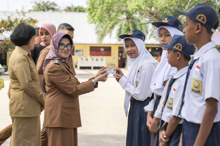 dr Susanti Serahkan KIA kepada 840 Anak di UPTD SMP Negeri 2 Siantar