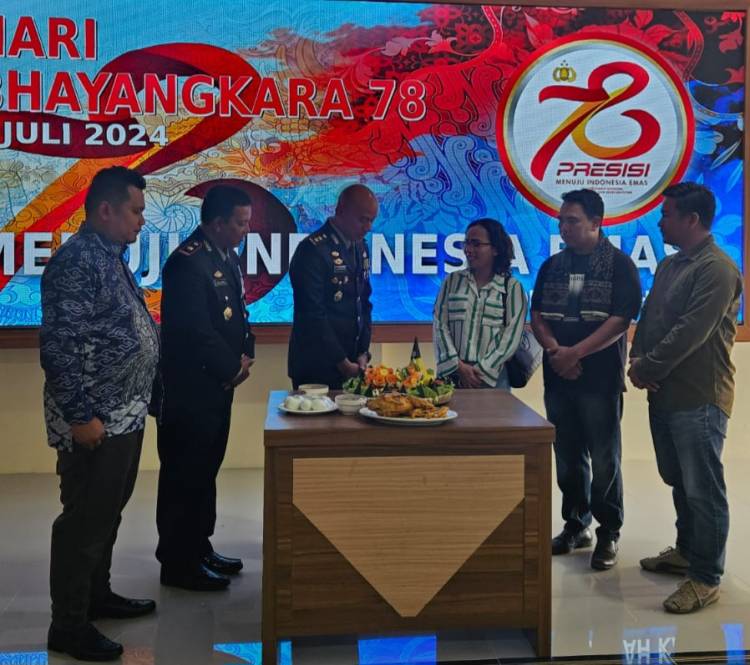 Hinca Panjaitan titip Kado Nasi Tumpeng dan Manuk Sangkep di HUT Bhayangkara, Polres Karo