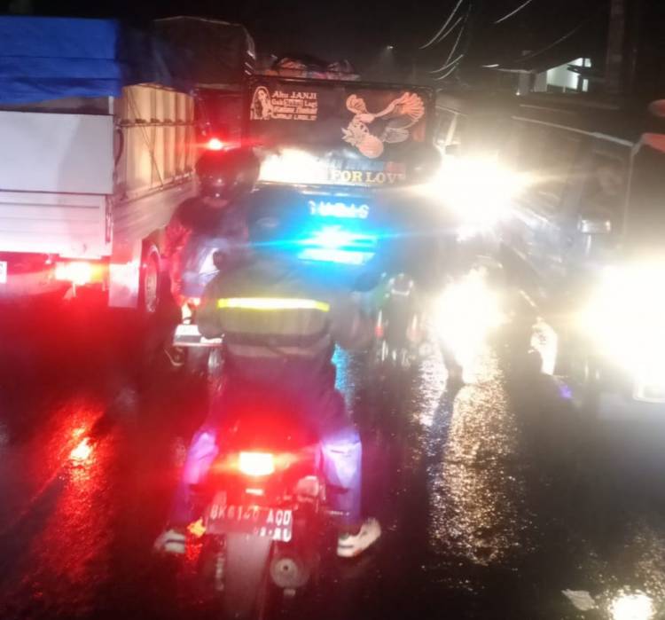 Hujan Disertai Angin Kencang Akibatkan Longsor Sibolangit