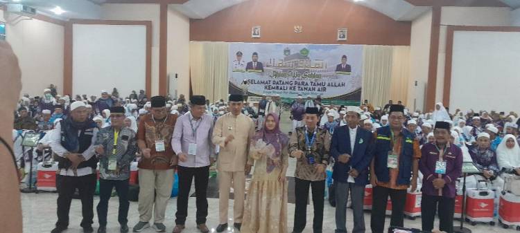 Pj Bupati Batu Bara Ikut Menyambut Kepulangan Jamaah Haji Kloter 11