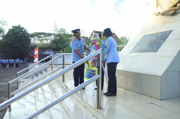 Danlanud Sultan Hasanuddin Pimpin Upacara Ziarah Makam Pahlawan Dalam Rangka Peringatan Hari Bakti Ke-77 TNI AU