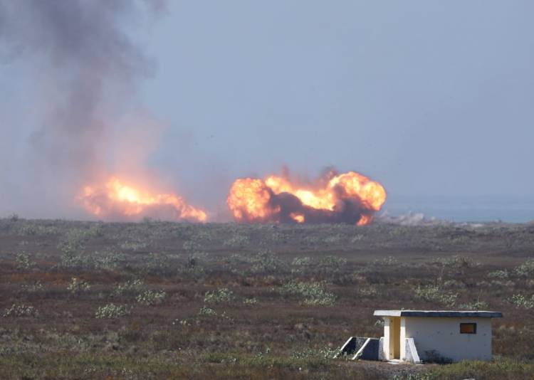 2 Jet Tempur Sukhoi SU-27/30 Berhasil Luluh Lantahkan Basis Musuh di Daerah Pandan Wangi