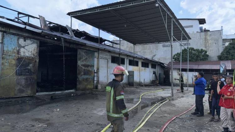 Hampir Tujuh Persen Gudang Ekspedisi Dilalap Sijago Merah