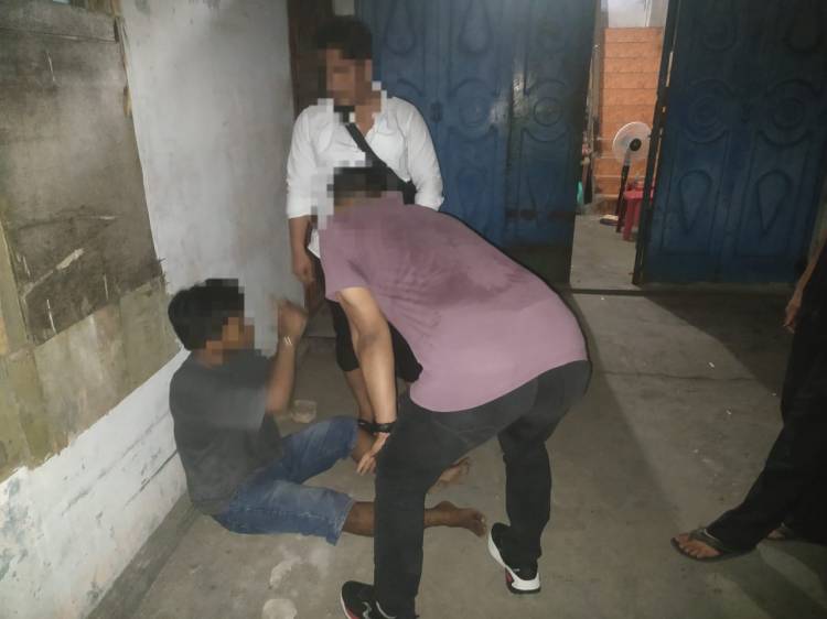 Di Kibusi Warga Pria Ini Nyangkut Ke Sel