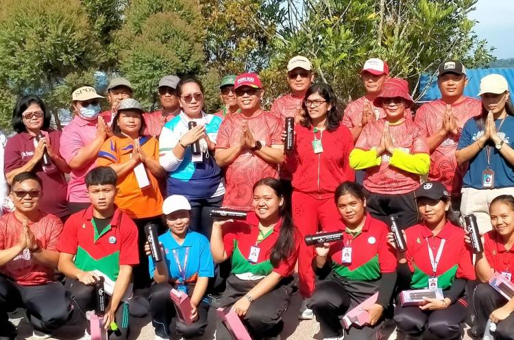 Songsong PON XXI, Bupati Toba Gotong royong Bersama Mahasiswa STIKES Arjuna Bersihkan Sampah di Pantai Pasir Putih Parparean