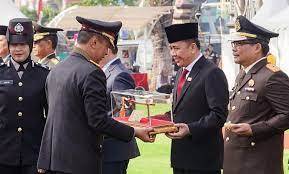 Pj Gubernur Sumut Agus Fatoni Terima Penghargaan Pin Emas, Piagam dan Tongkat dari Kapolri
