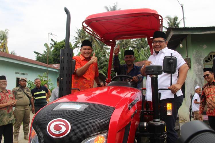Usai Tunaikan Salat Jumat, Wabup Sergai Adlin Tambunan Berikan Bantuan Traktor