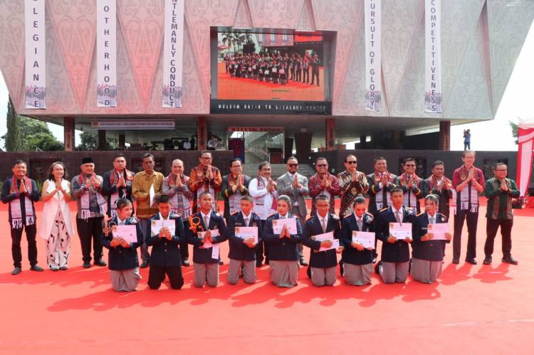 Pesan Bupati Toba kepada Siswa Yayasan TB Soposurung: Jadilah Siswa yang Berprestasi
