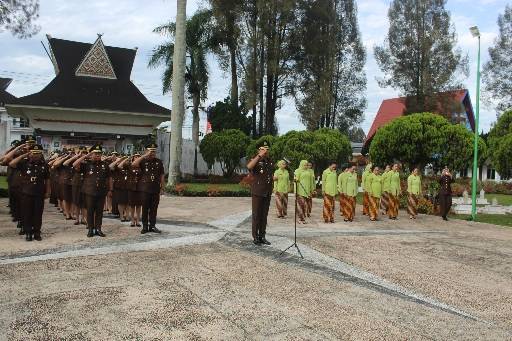 Sambut HUT Adyaksa dan Dharmakarini XXIV, Kajari Karo Ajak Jajaran Ziarah Ke Makam Pahlawan Kabanjahe