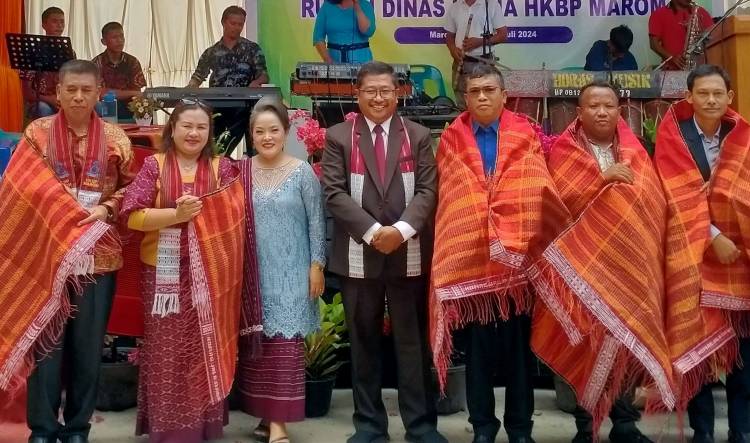 Pemkab Toba Ikut Bersyukur Atas Peresmian Rumah Dinas Gereja HKBP  Marom