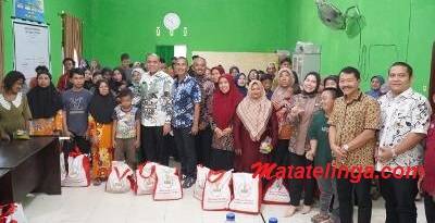 Pj. Bupati Langkat Serahkan Langsung 122 Paket Sembako Bantuan Presiden