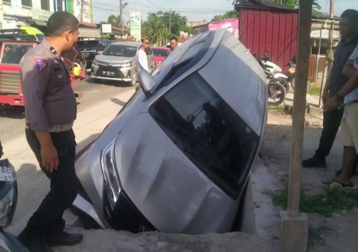 Maksud Hati Hendak Parkir Dipinggir Jalan, Mobil Avanza Terperosok Kedalam Parit
