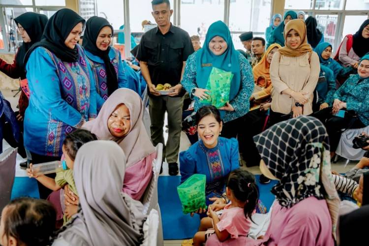 Atasi Stunting di Medan Marelan, Kahiyang Ayu Beri Makanan Tambahan 34 Anak Stunting
