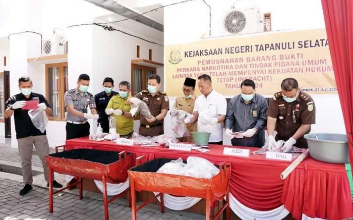 Kejari Tapsel Musnahkan Barang Bukti Puluhan Perkara Yang Telah Berkekuatan Hukum Tetap