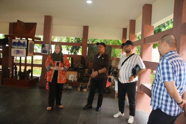 Berkunjung Ke TMII Sutarto Prihatin Lihat Kondisi Anjungan Sumut