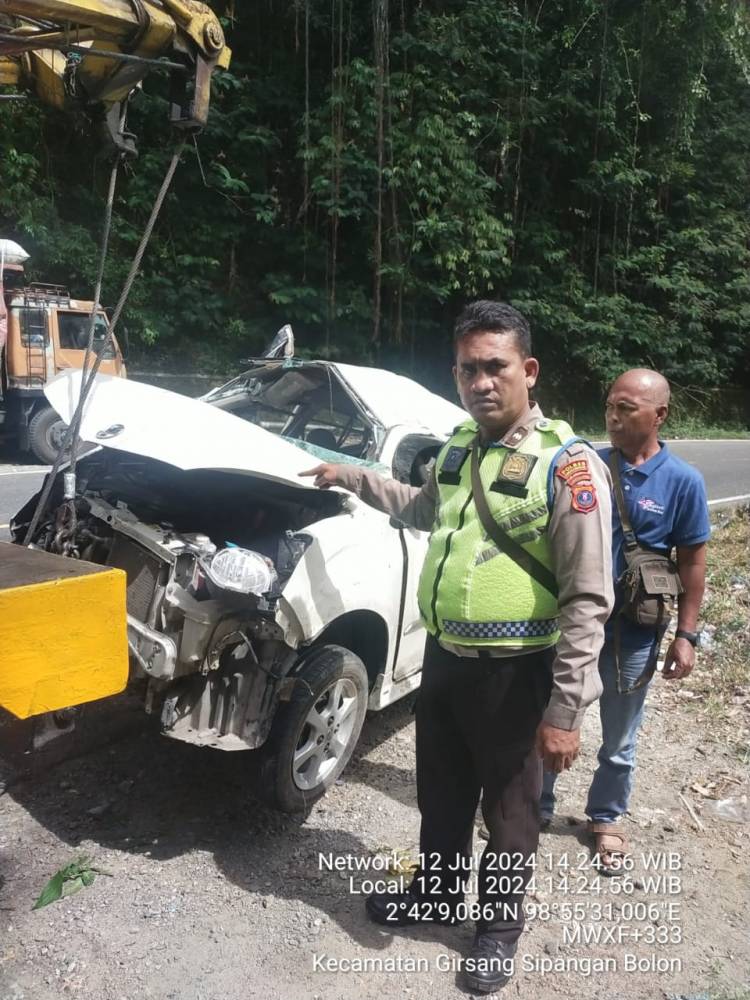 Polsek Parapat Evakuasi Korban Kecelakaan Tunggal di Jalan Lintas Pematangsiantar-Parapat, Empat Orang Luka-luka