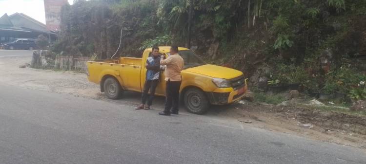 Pengerjaan pengerukan bahu jalan tutup saluran draniase air