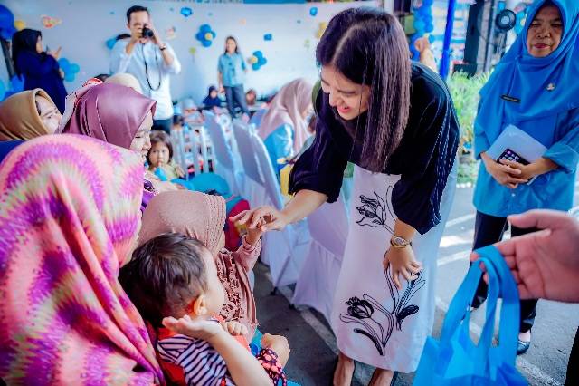 Peringatan HAN di Medan Petisah, Kahiyang Ayu Bagikan Bingkisan untuk Anak Stunting
