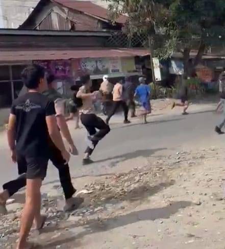 Remaja Acungkan Klewang Tawuran di Jalan Pelajar, Polisi Dimana..?
