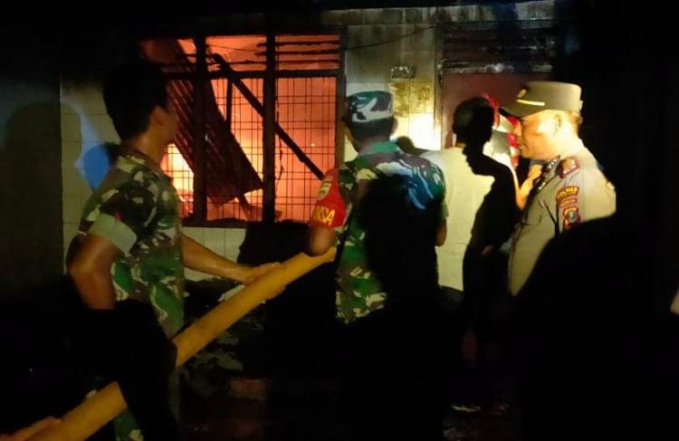 Berjibaku Para Babinsa Koramil 09/Laubaleng Padamkan Kebakaran Dan Evakuasi Korban