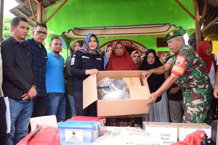 Kunjungi Korban Kebakaran di Nagajuang, Atika Azmi Imbau Warga Untuk Selalu Waspada