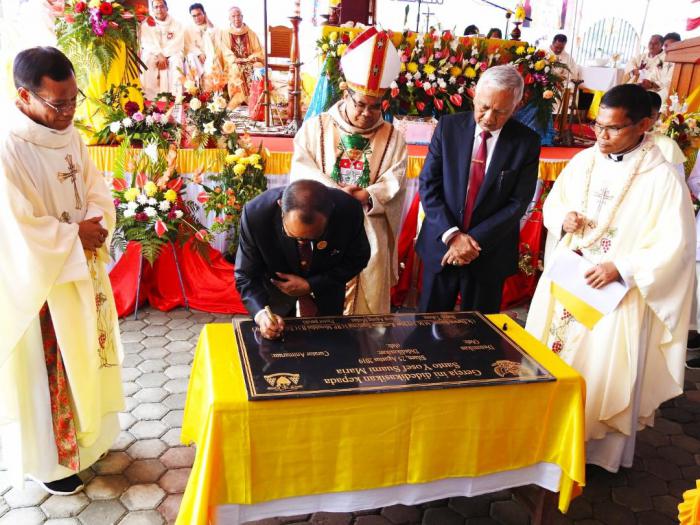 Bangunan Gereja Bentuk Rumah Adat Batak Gorga