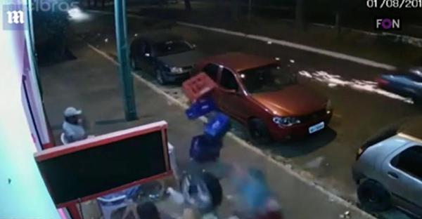 Pengunjung Bar, Kena Terjangan Roda Mobil, Mengalami Luka Berat
