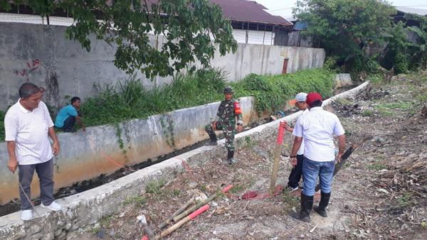 Hari Ketiga Normalisasi, Prajurit Kodam I/BB Bersihkan Bangunan di Sempadan Sei Badera
