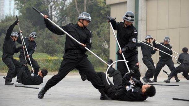 Hadang Demonstran, Militer China Berlatih Menggunakan Garpu Listrik