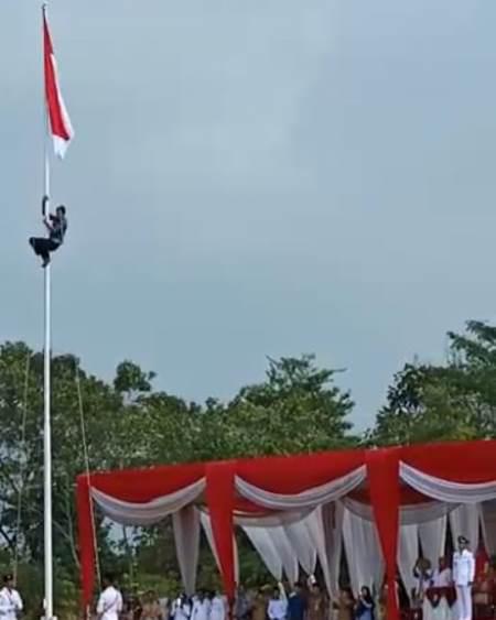 Geger, Upacara HUT RI Sedang Berlangsung, Warga Panjat Tiang Bendera