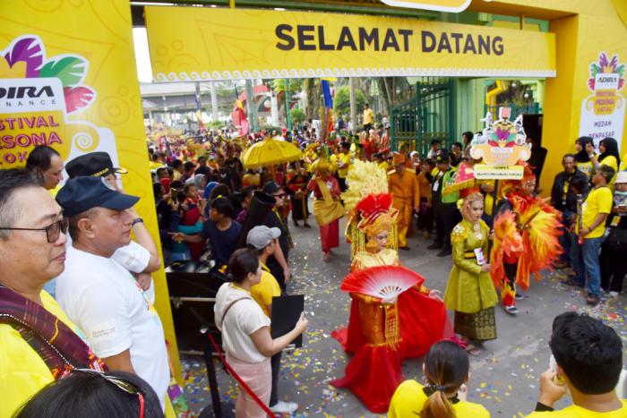 Gubernur Lepas Karnaval Budaya  di Festival Pesona Lokal