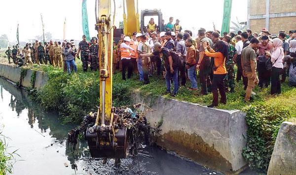 Peduli Lingkungan, Dandim 0201/BS Dampingi Gubsu Normalisasi Alur Sei Badera